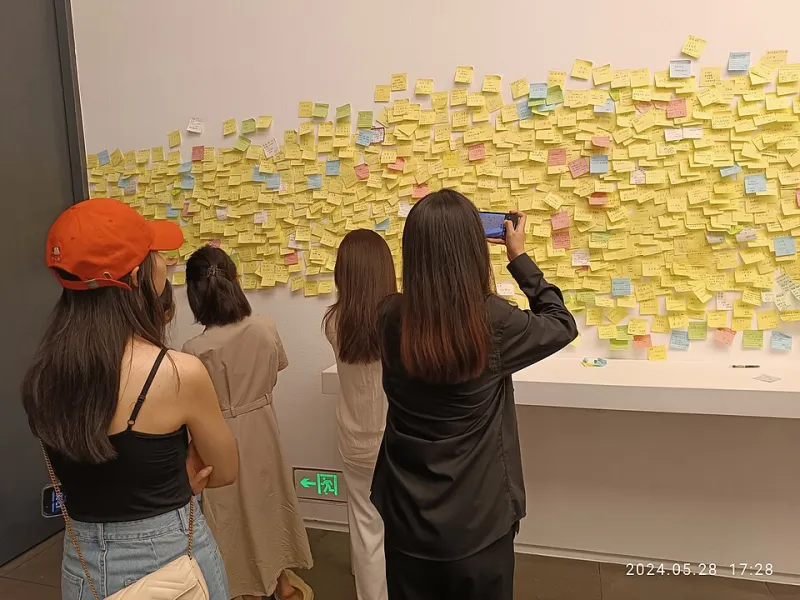 The Algorithm in the Gallery: How Viral Moments Are Reshaping the American Museum